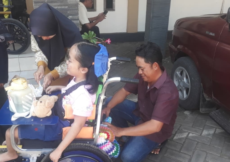 NU Care-Lazisnu Kota Probolinggo Fasilitasi Penyerahan Bantuan Kursi Roda dari Yayasan Amanda Indonesia