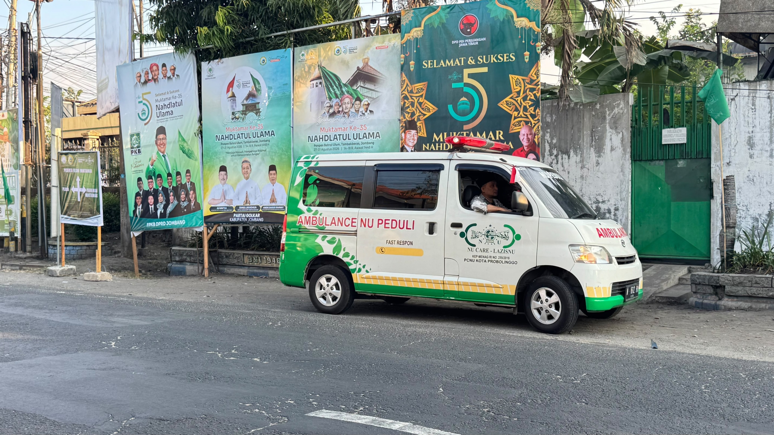 Armada ambulans LAZISNU Kota Probolinggo siaga di arena Muktamar ke-35 NU Tambakberas Jombang