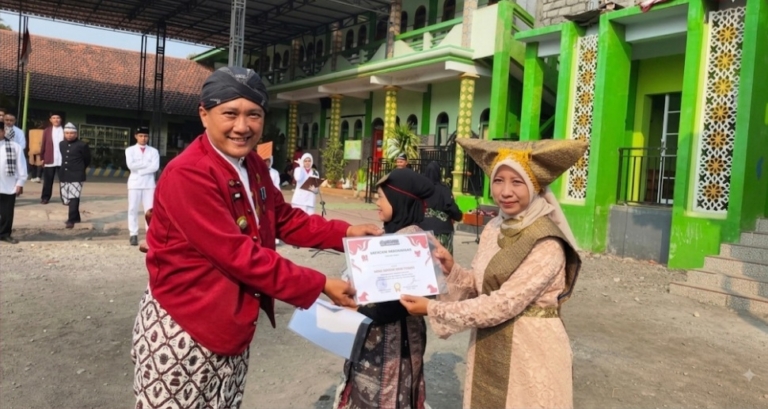 Mengenakan Busana Adat, Pengajar Pesantren An-Nur Probolinggo Rawat Nilai Bhinneka Tunggal Ika di Hari Kemerdekaan
