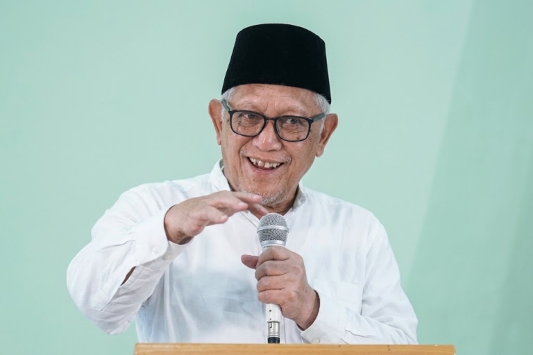 KH Abdul Hakim Mahfudz atau Gus Kikin
