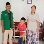 Peringati Hari Santri, Ansor Kota Probolinggo Salurkan Alat Bantu Jalan untuk Anak Penyandang Cerebral Palsy