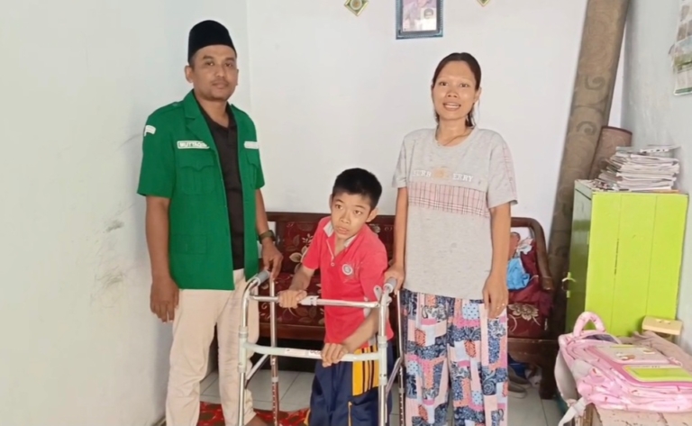 Peringati Hari Santri, Ansor Kota Probolinggo Salurkan Alat Bantu Jalan untuk Anak Penyandang Cerebral Palsy